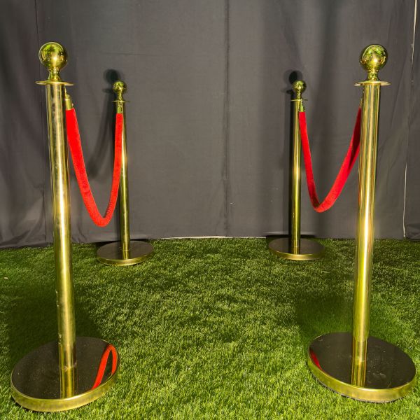 Gold-stanchions-red-velvet-rope-02rdc